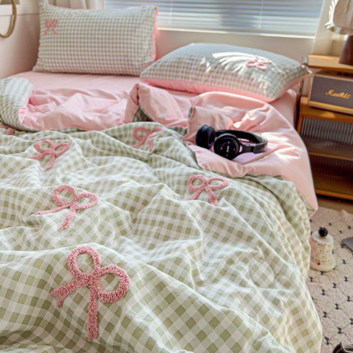 91家纺网 家纺一手货源 找家纺 灰鲸 2025新款云朵棉毛巾绣夏被四件套 蝴蝶结-绿格+樱花粉