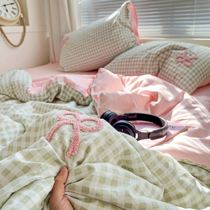 91家纺网 家纺一手货源 找家纺 灰鲸 2025新款云朵棉毛巾绣夏被四件套 蝴蝶结-绿格+樱花粉
