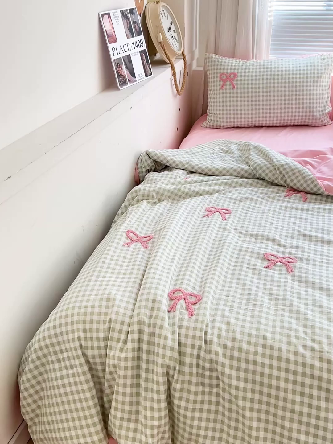 91家纺网 家纺一手货源 找家纺 灰鲸 2025新款云朵棉毛巾绣夏被四件套 蝴蝶结-绿格+樱花粉