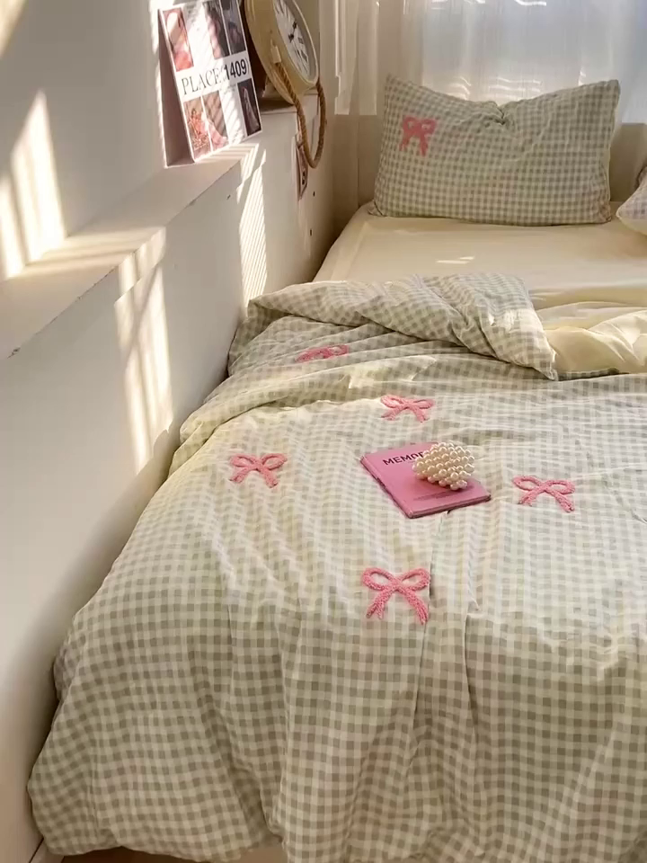 91家纺网 家纺一手货源 找家纺 灰鲸 2025新款云朵棉毛巾绣夏被四件套 蝴蝶结-绿格+奶油黄