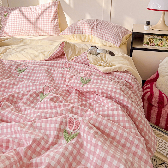 91家纺网 家纺一手货源 找家纺 灰鲸 2025新款云朵棉毛巾绣夏被四件套 郁金香-粉格+奶油黄