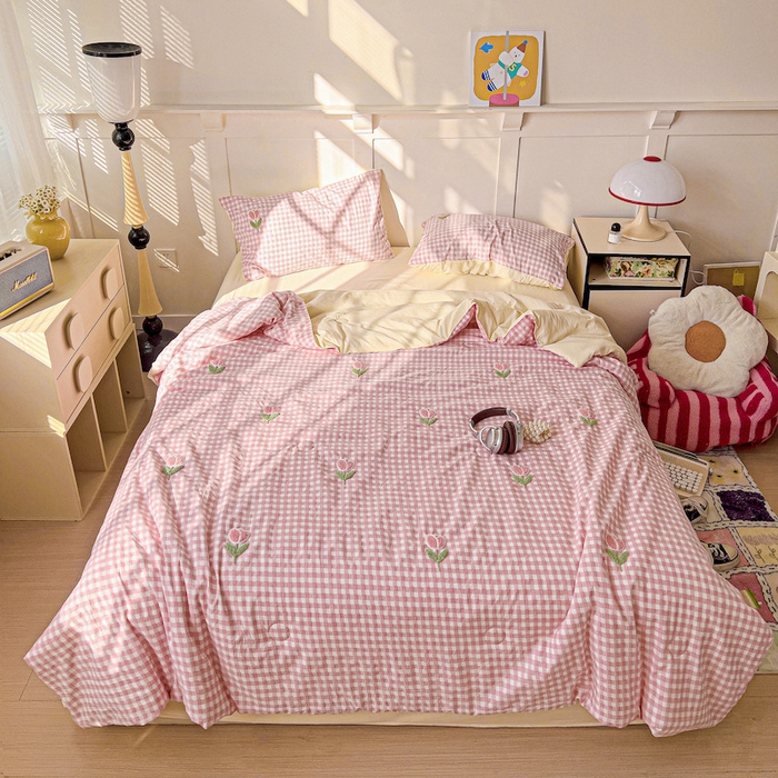 91家纺网 家纺一手货源 找家纺 灰鲸 2025新款云朵棉毛巾绣夏被四件套 郁金香-粉格+奶油黄