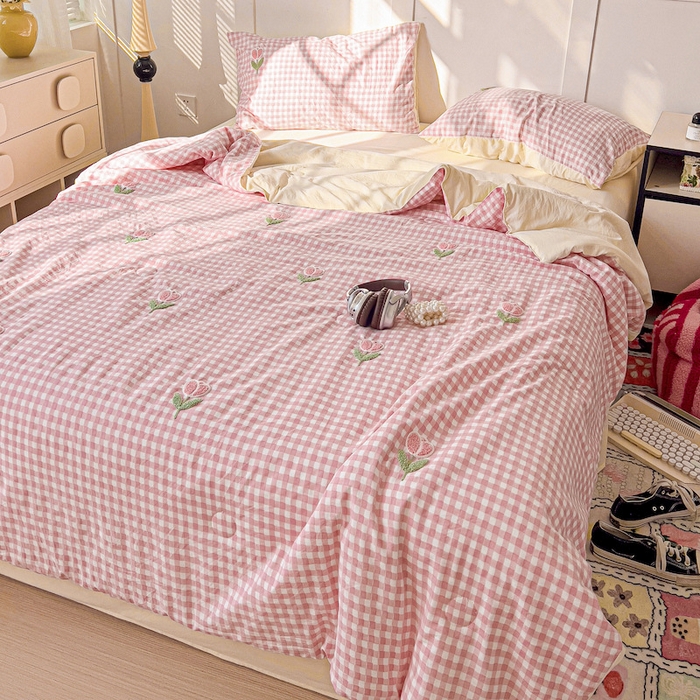 91家纺网 家纺一手货源 找家纺 灰鲸 2025新款云朵棉毛巾绣夏被四件套 郁金香-粉格+奶油黄