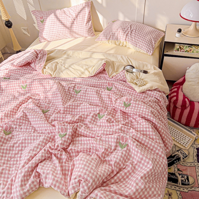91家纺网 家纺一手货源 找家纺 灰鲸 2025新款云朵棉毛巾绣夏被四件套 郁金香-粉格+奶油黄