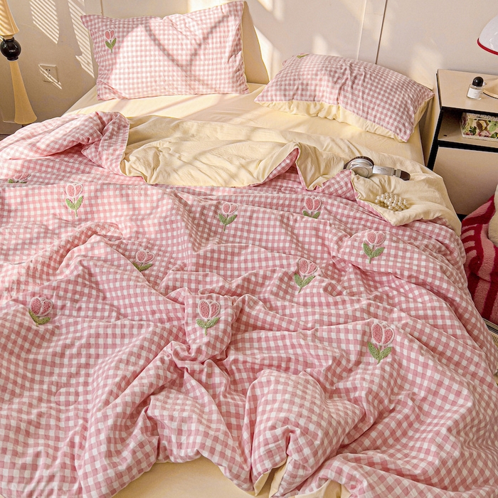 91家纺网 家纺一手货源 找家纺 灰鲸 2025新款云朵棉毛巾绣夏被四件套 郁金香-粉格+奶油黄