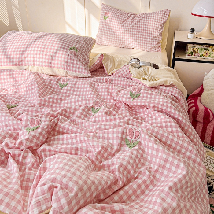 91家纺网 家纺一手货源 找家纺 灰鲸 2025新款云朵棉毛巾绣夏被四件套 郁金香-粉格+奶油黄