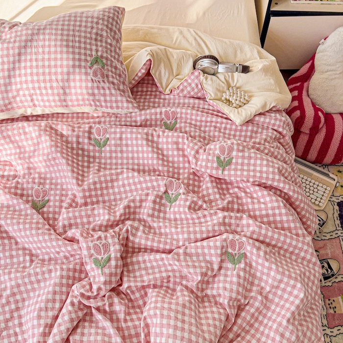 91家纺网 家纺一手货源 找家纺 灰鲸 2025新款云朵棉毛巾绣夏被四件套 郁金香-粉格+奶油黄