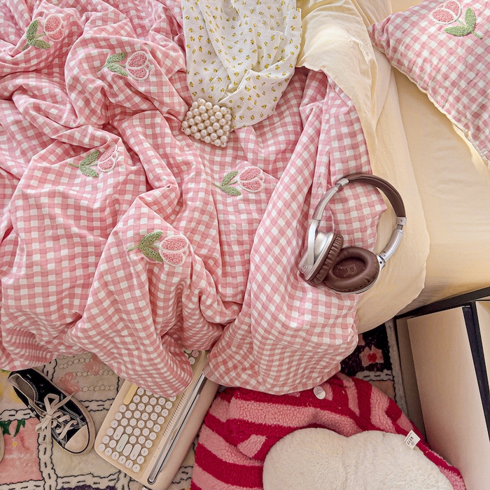 91家纺网 家纺一手货源 找家纺 灰鲸 2025新款云朵棉毛巾绣夏被四件套 郁金香-粉格+奶油黄