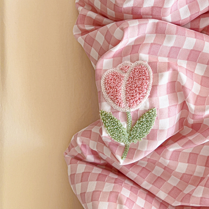 91家纺网 家纺一手货源 找家纺 灰鲸 2025新款云朵棉毛巾绣夏被四件套 郁金香-粉格+奶油黄