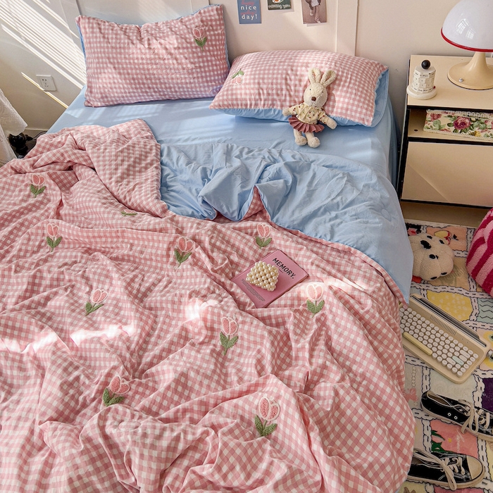 91家纺网 家纺一手货源 找家纺 灰鲸 2025新款云朵棉毛巾绣夏被四件套 郁金香-粉格+天空蓝