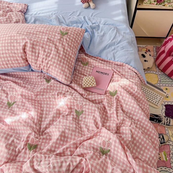 91家纺网 家纺一手货源 找家纺 灰鲸 2025新款云朵棉毛巾绣夏被四件套 郁金香-粉格+天空蓝