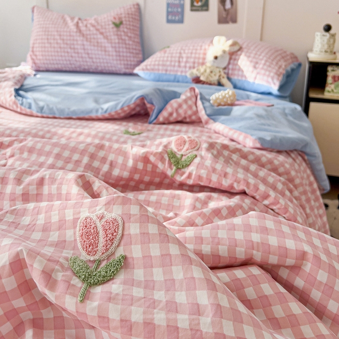 91家纺网 家纺一手货源 找家纺 灰鲸 2025新款云朵棉毛巾绣夏被四件套 郁金香-粉格+天空蓝