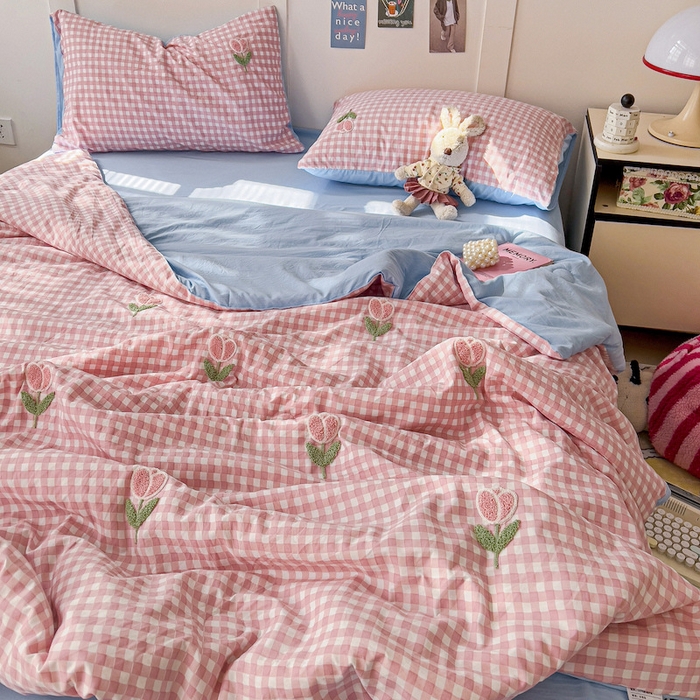 91家纺网 家纺一手货源 找家纺 灰鲸 2025新款云朵棉毛巾绣夏被四件套 郁金香-粉格+天空蓝