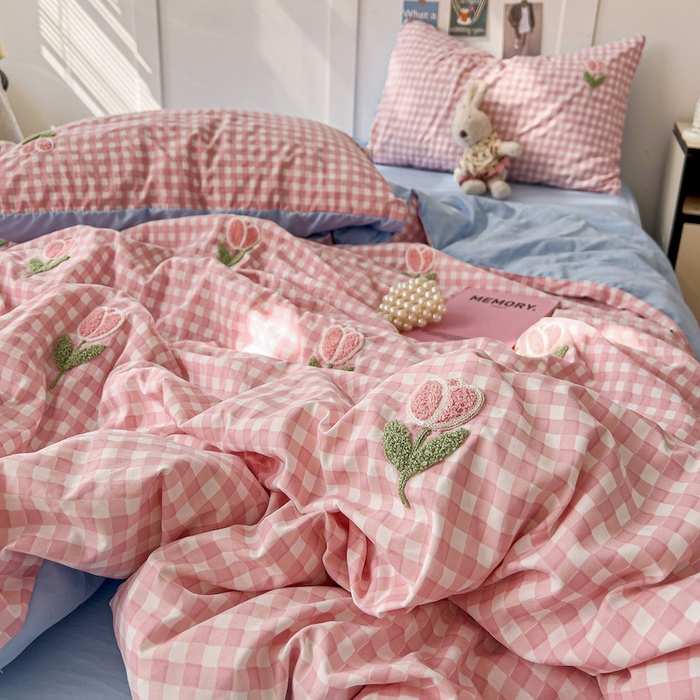 91家纺网 家纺一手货源 找家纺 灰鲸 2025新款云朵棉毛巾绣夏被四件套 郁金香-粉格+天空蓝