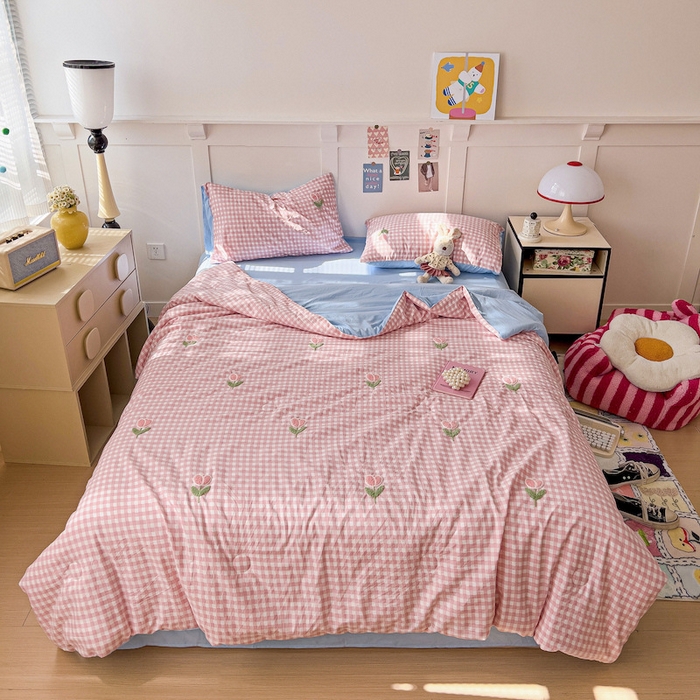 91家纺网 家纺一手货源 找家纺 灰鲸 2025新款云朵棉毛巾绣夏被四件套 郁金香-粉格+天空蓝