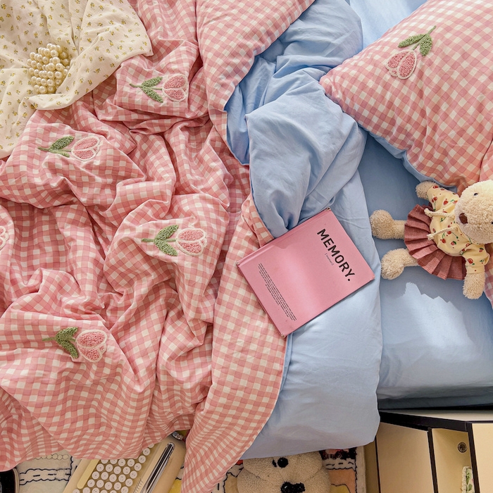 91家纺网 家纺一手货源 找家纺 灰鲸 2025新款云朵棉毛巾绣夏被四件套 郁金香-粉格+天空蓝