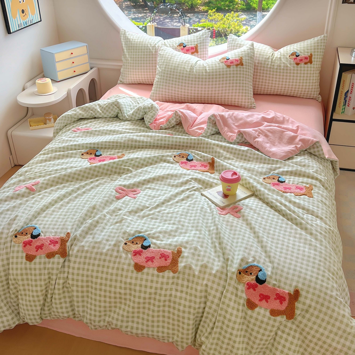 91家纺网 家纺一手货源 找家纺 灰鲸 2025新款云朵棉毛巾绣夏被四件套 蝴蝶结腊肠狗-绿格+樱花粉