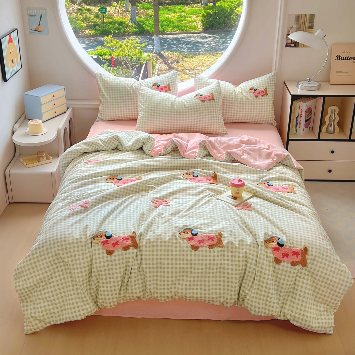 91家纺网 家纺一手货源 找家纺 灰鲸 2025新款云朵棉毛巾绣夏被四件套 蝴蝶结腊肠狗-绿格+樱花粉