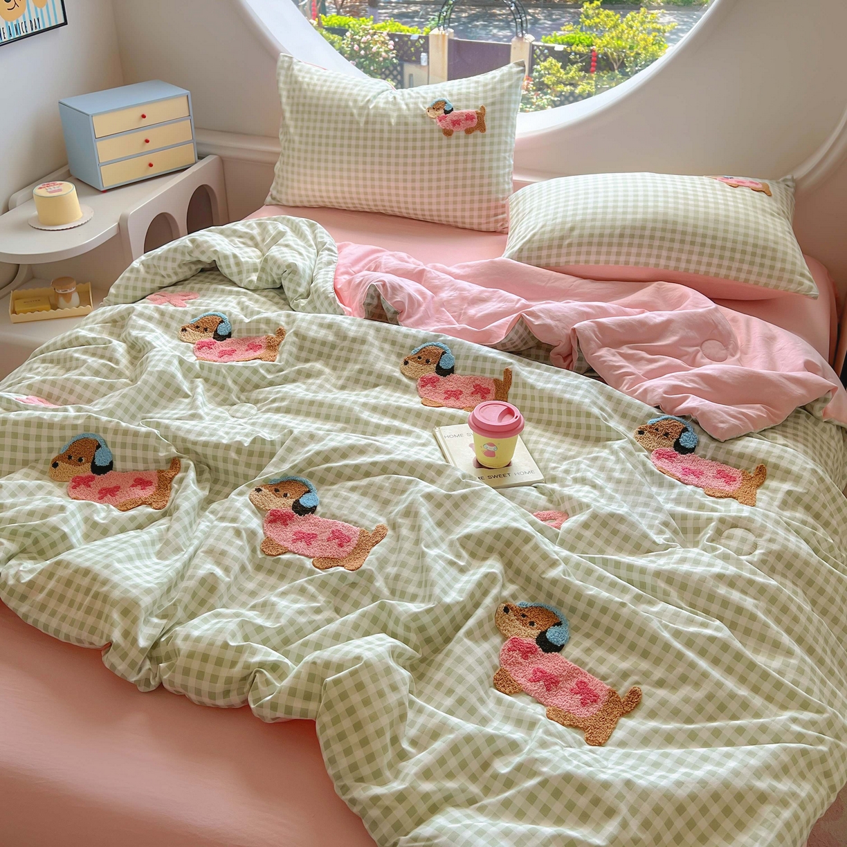 91家纺网 家纺一手货源 找家纺 灰鲸 2025新款云朵棉毛巾绣夏被四件套 蝴蝶结腊肠狗-绿格+樱花粉