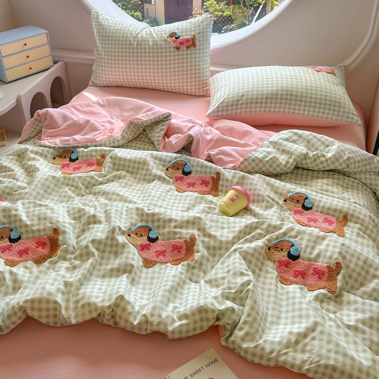 91家纺网 家纺一手货源 找家纺 灰鲸 2025新款云朵棉毛巾绣夏被四件套 蝴蝶结腊肠狗-绿格+樱花粉