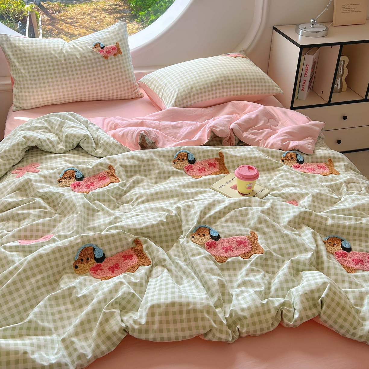 91家纺网 家纺一手货源 找家纺 灰鲸 2025新款云朵棉毛巾绣夏被四件套 蝴蝶结腊肠狗-绿格+樱花粉