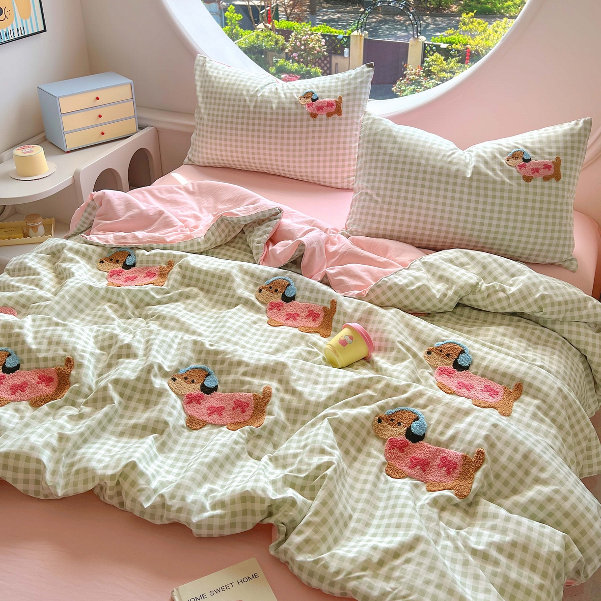 91家纺网 家纺一手货源 找家纺 灰鲸 2025新款云朵棉毛巾绣夏被四件套 蝴蝶结腊肠狗-绿格+樱花粉