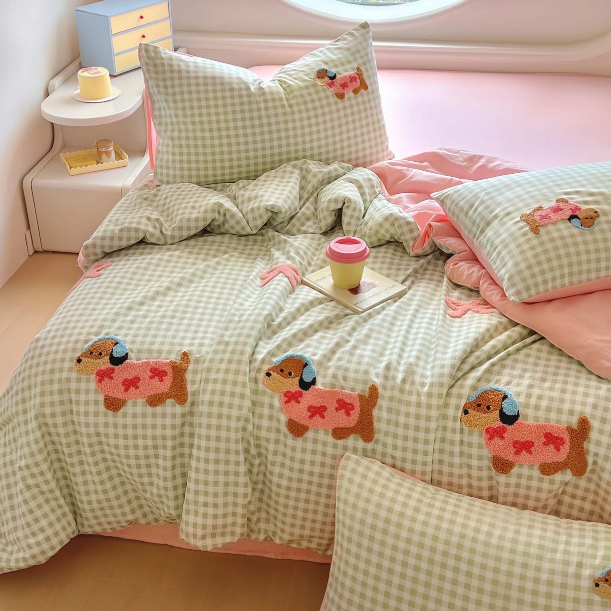 91家纺网 家纺一手货源 找家纺 灰鲸 2025新款云朵棉毛巾绣夏被四件套 蝴蝶结腊肠狗-绿格+樱花粉