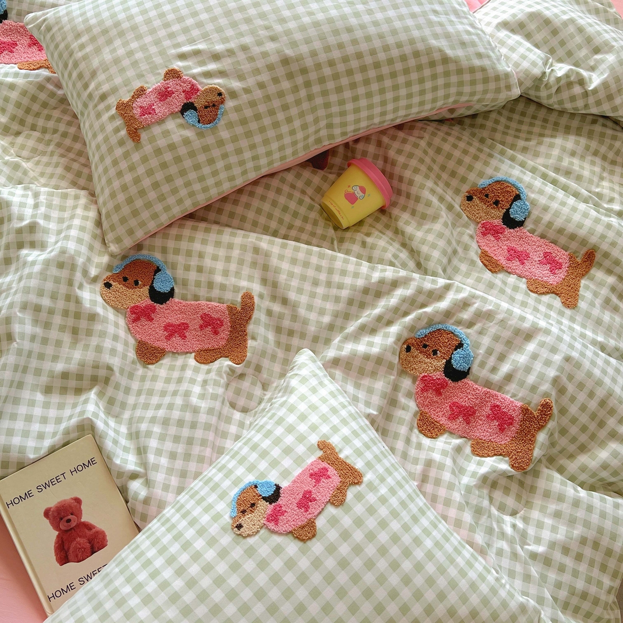 91家纺网 家纺一手货源 找家纺 灰鲸 2025新款云朵棉毛巾绣夏被四件套 蝴蝶结腊肠狗-绿格+樱花粉