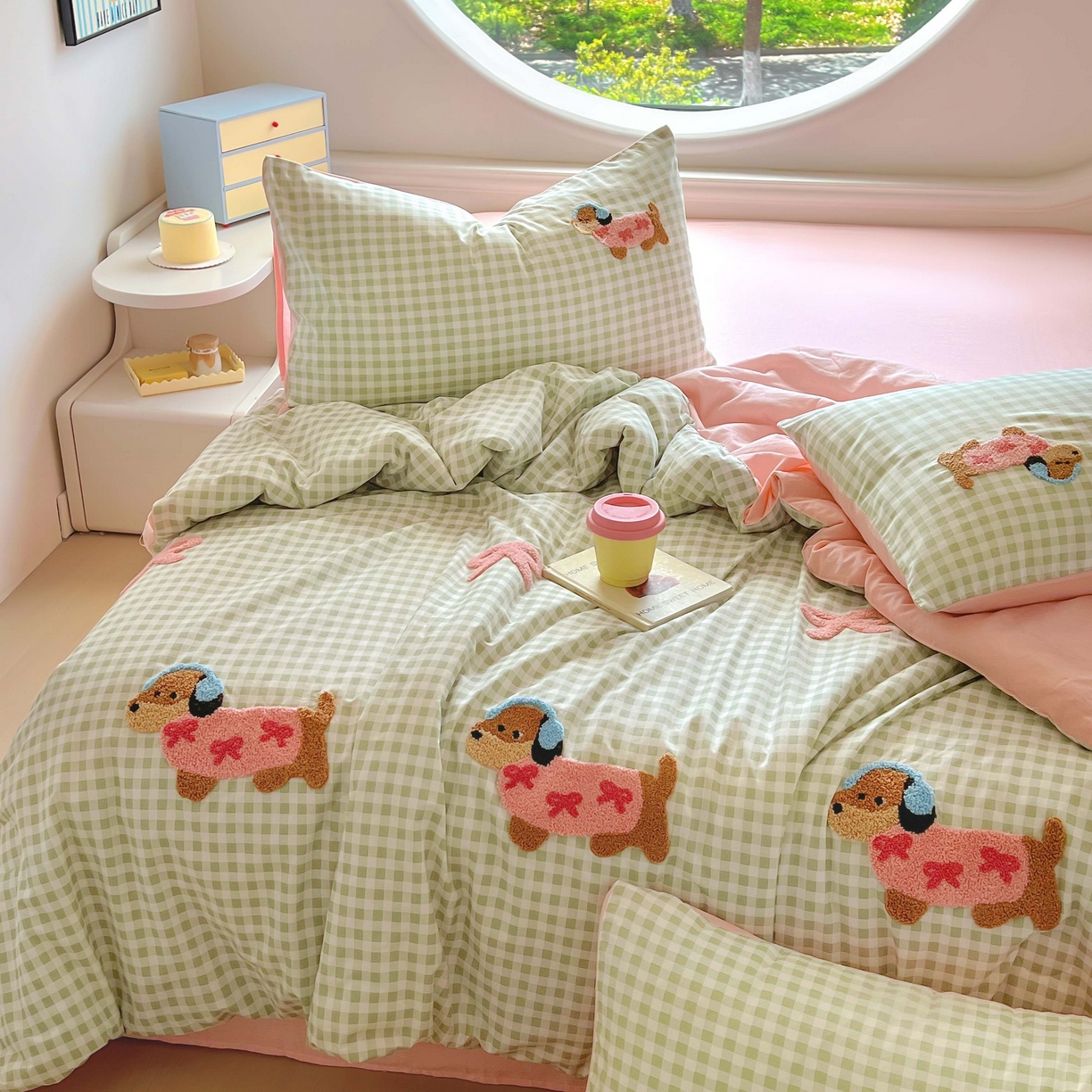 91家纺网 家纺一手货源 找家纺 灰鲸 2025新款云朵棉毛巾绣夏被四件套 蝴蝶结腊肠狗-绿格+樱花粉