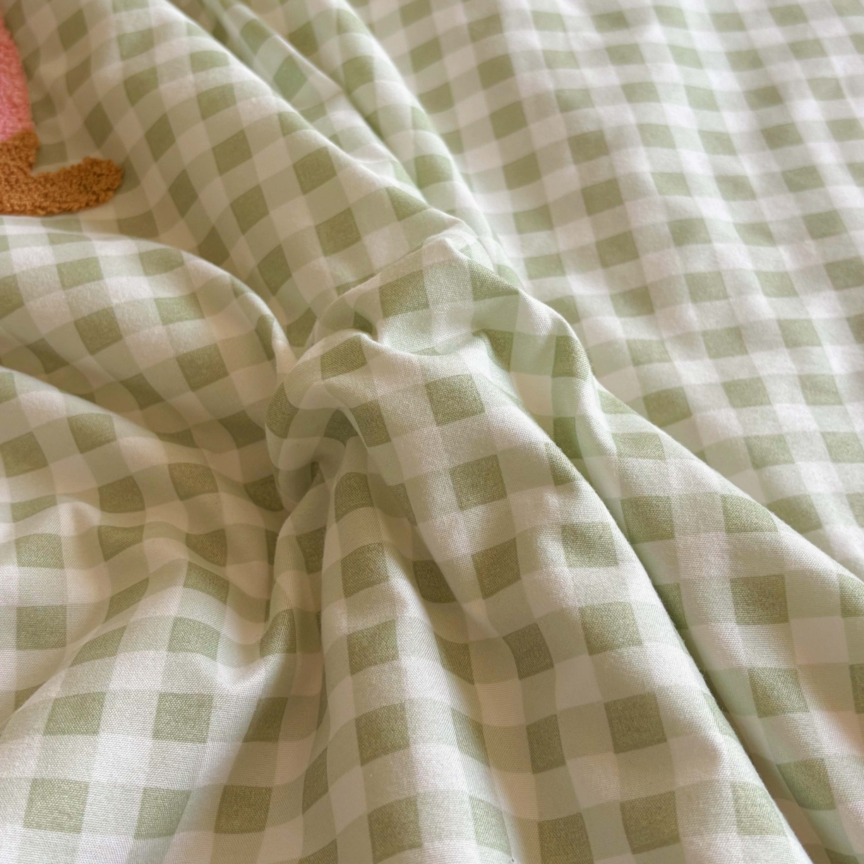 91家纺网 家纺一手货源 找家纺 灰鲸 2025新款云朵棉毛巾绣夏被四件套 蝴蝶结腊肠狗-绿格+樱花粉