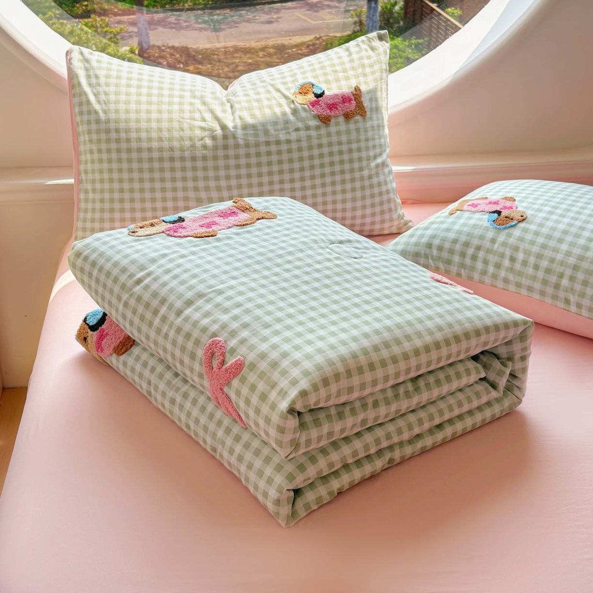 91家纺网 家纺一手货源 找家纺 灰鲸 2025新款云朵棉毛巾绣夏被四件套 蝴蝶结腊肠狗-绿格+樱花粉