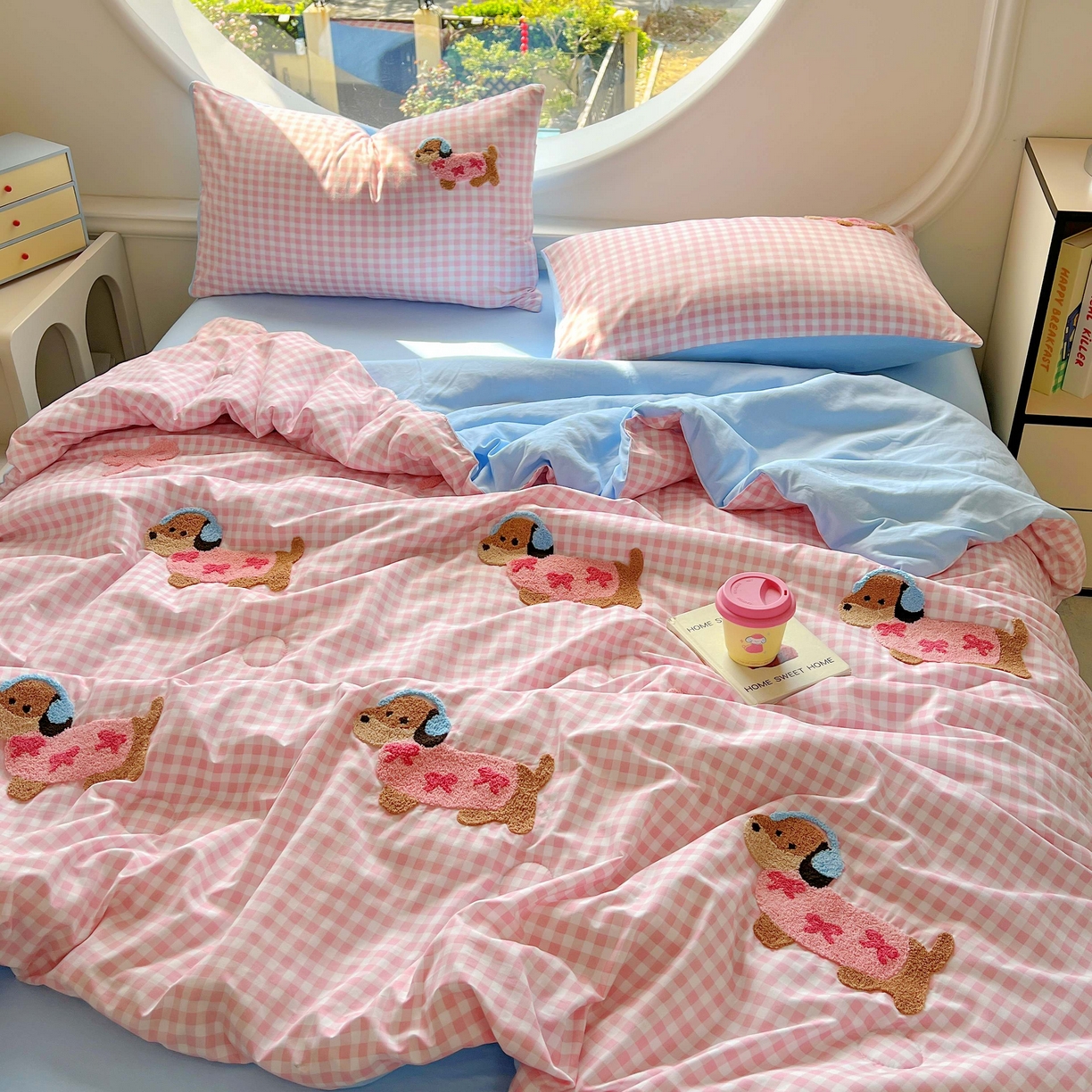 91家纺网 家纺一手货源 找家纺 灰鲸 2025新款云朵棉毛巾绣夏被四件套 蝴蝶结腊肠狗-粉格+天空蓝