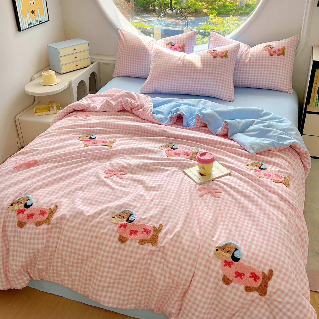 91家纺网 家纺一手货源 找家纺 灰鲸 2025新款云朵棉毛巾绣夏被四件套 蝴蝶结腊肠狗-粉格+天空蓝