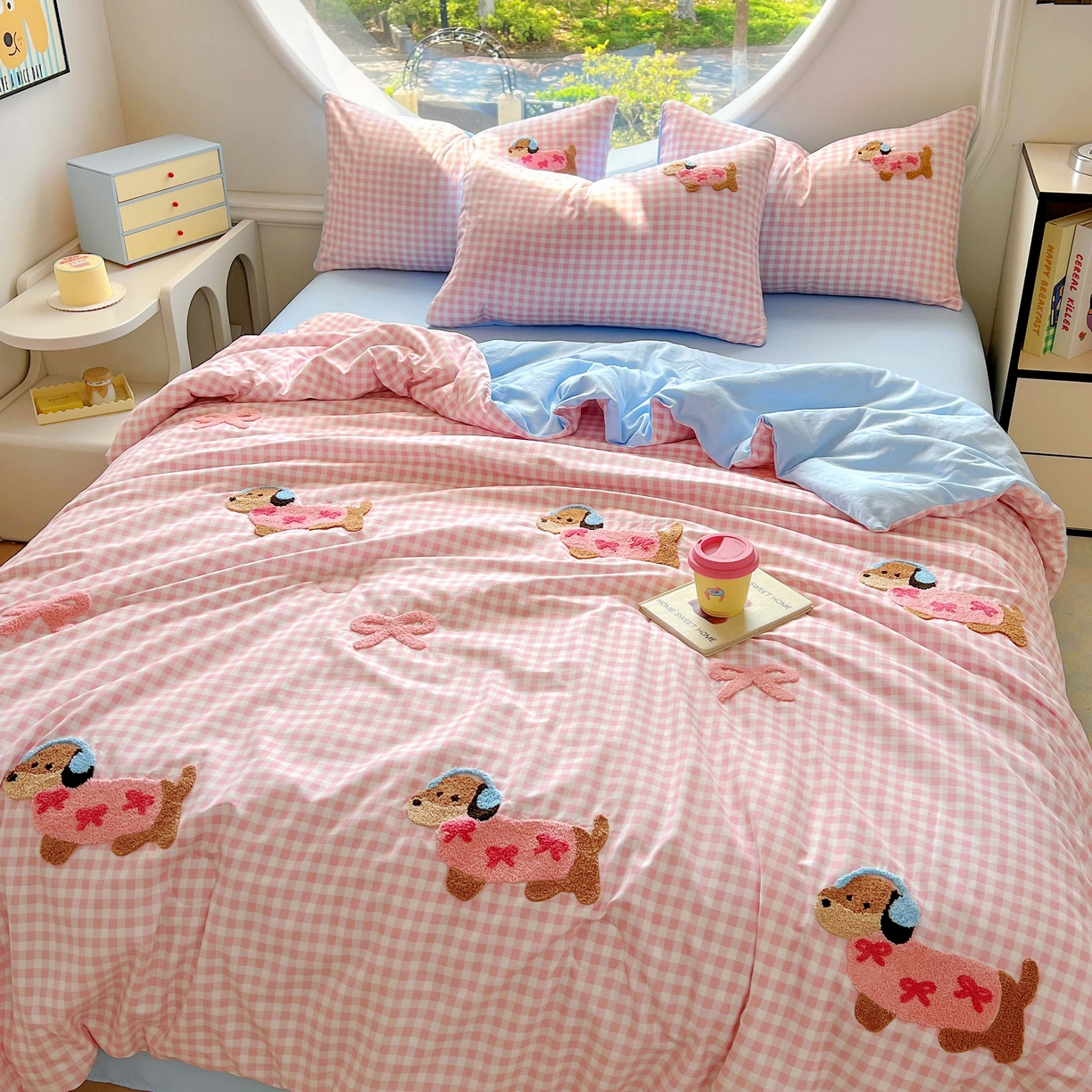 91家纺网 家纺一手货源 找家纺 灰鲸 2025新款云朵棉毛巾绣夏被四件套 蝴蝶结腊肠狗-粉格+天空蓝