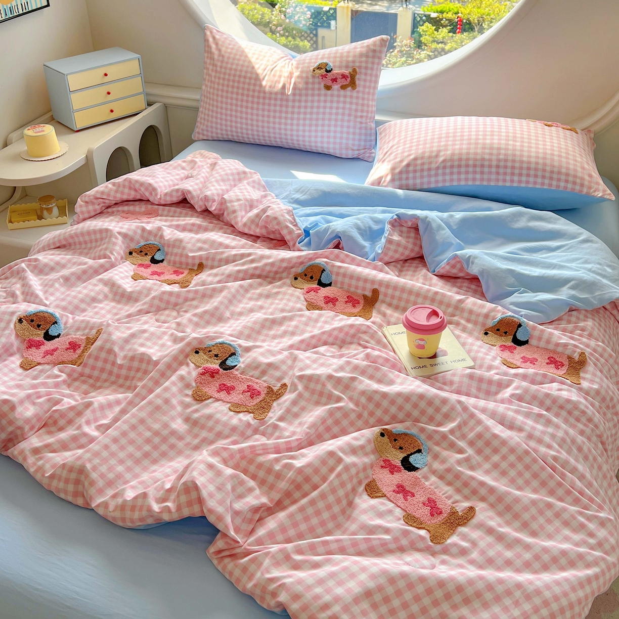 91家纺网 家纺一手货源 找家纺 灰鲸 2025新款云朵棉毛巾绣夏被四件套 蝴蝶结腊肠狗-粉格+天空蓝