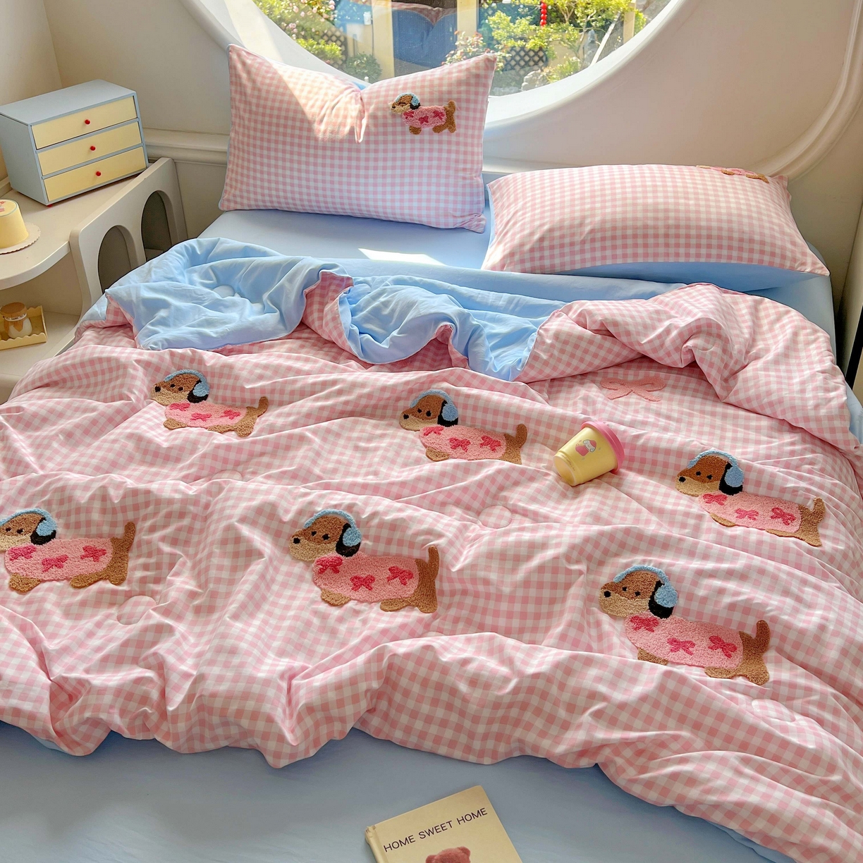 91家纺网 家纺一手货源 找家纺 灰鲸 2025新款云朵棉毛巾绣夏被四件套 蝴蝶结腊肠狗-粉格+天空蓝