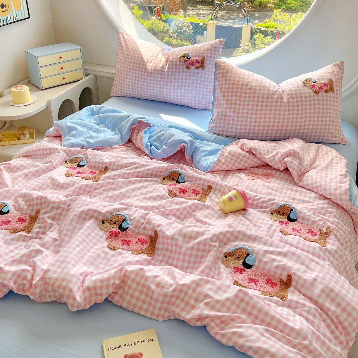 91家纺网 家纺一手货源 找家纺 灰鲸 2025新款云朵棉毛巾绣夏被四件套 蝴蝶结腊肠狗-粉格+天空蓝