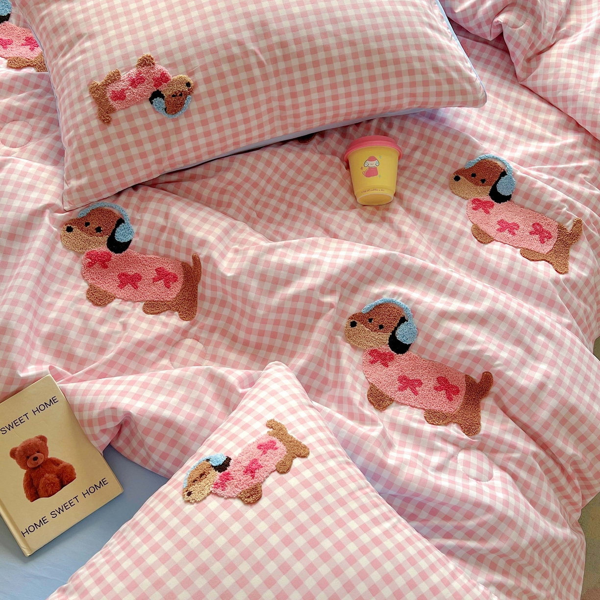 91家纺网 家纺一手货源 找家纺 灰鲸 2025新款云朵棉毛巾绣夏被四件套 蝴蝶结腊肠狗-粉格+天空蓝