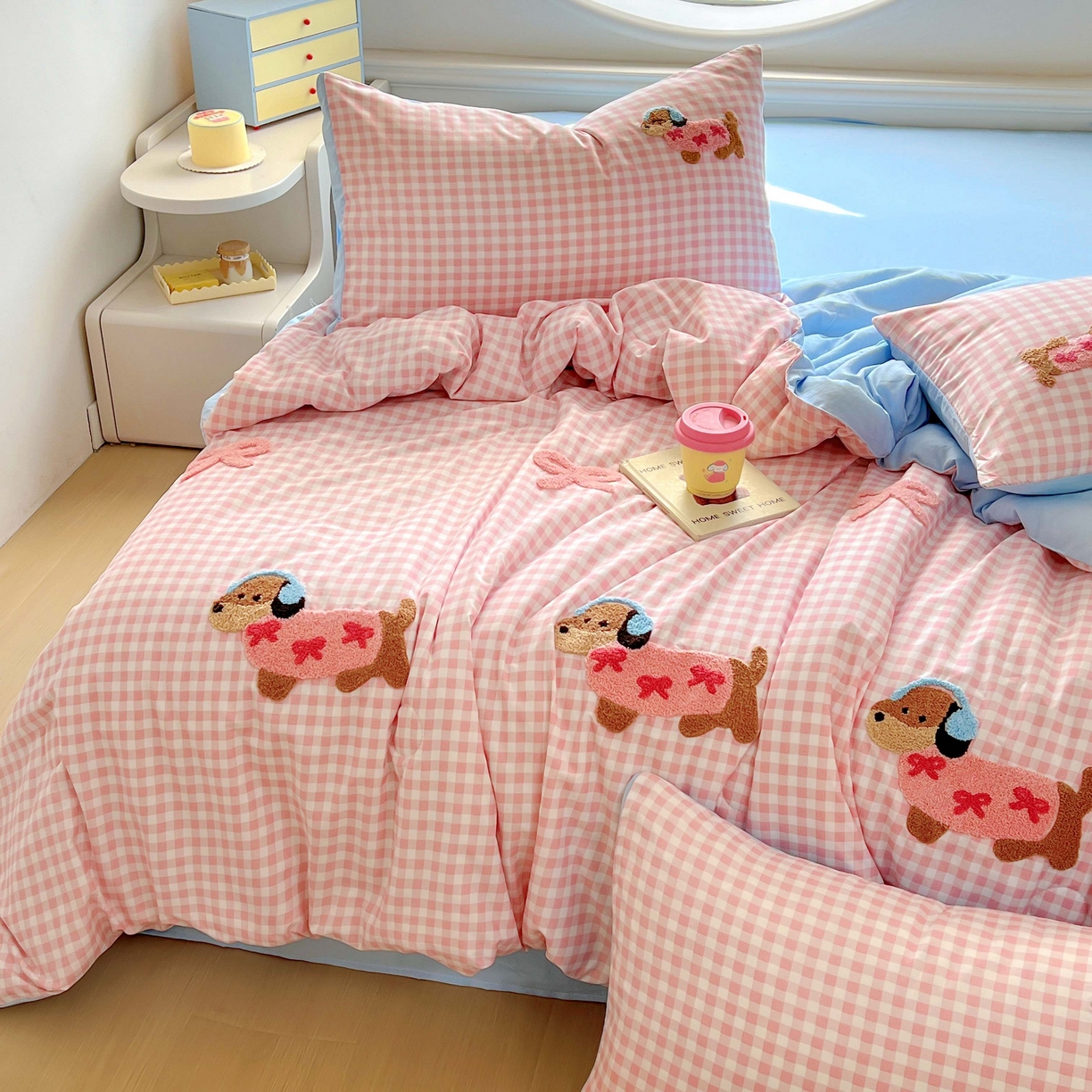 91家纺网 家纺一手货源 找家纺 灰鲸 2025新款云朵棉毛巾绣夏被四件套 蝴蝶结腊肠狗-粉格+天空蓝