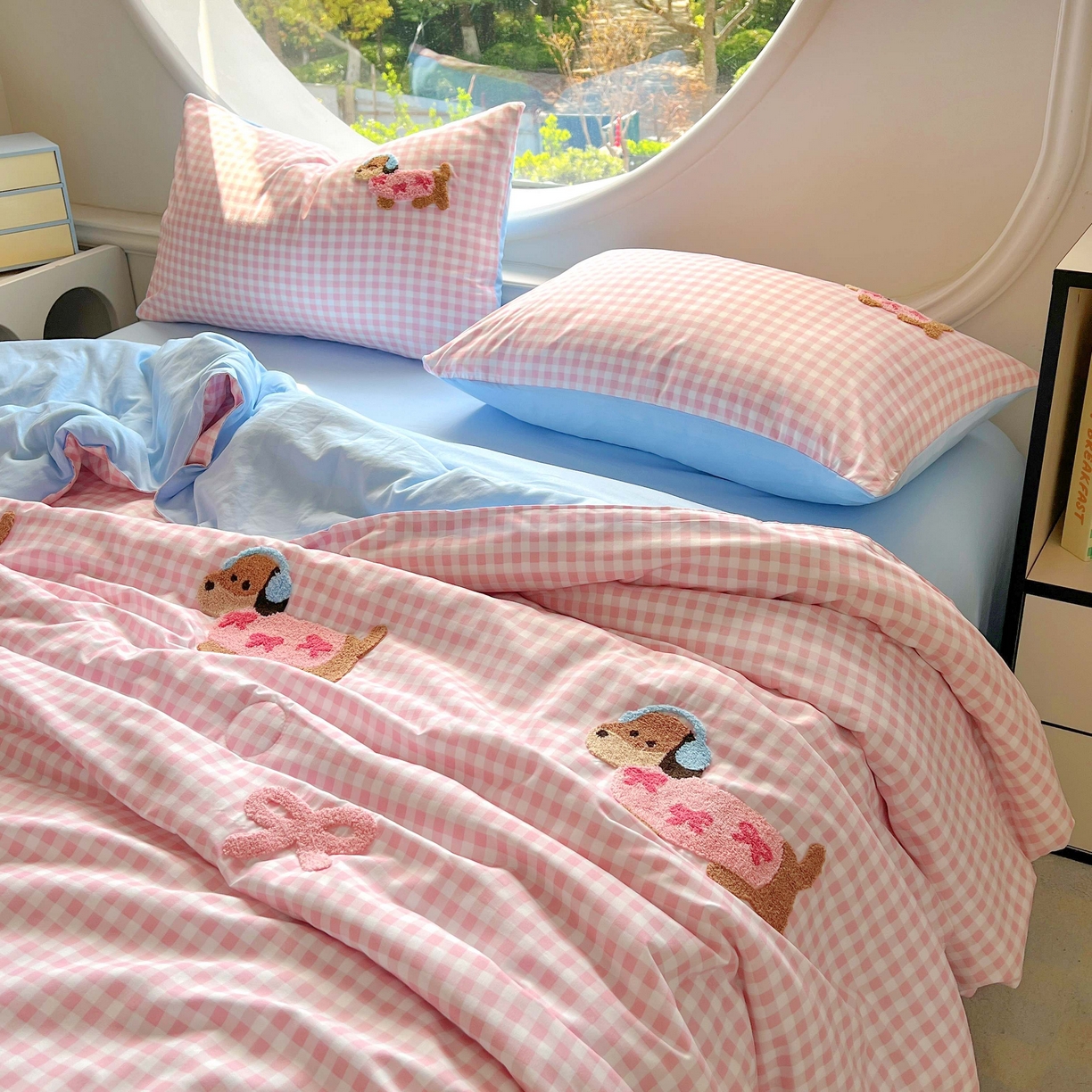 91家纺网 家纺一手货源 找家纺 灰鲸 2025新款云朵棉毛巾绣夏被四件套 蝴蝶结腊肠狗-粉格+天空蓝