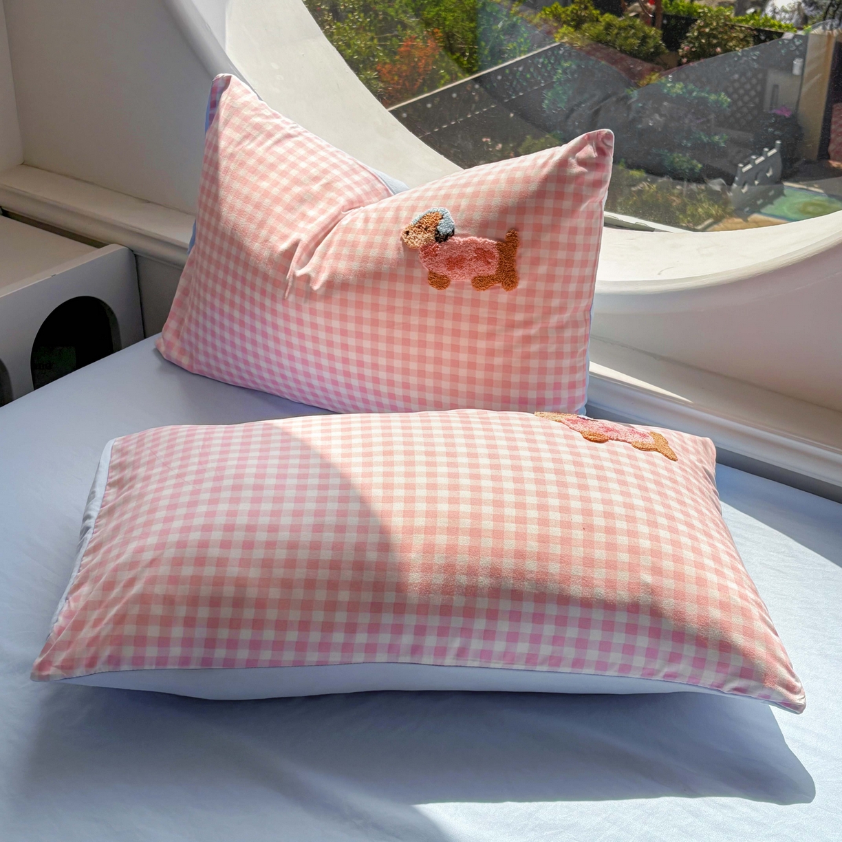 91家纺网 家纺一手货源 找家纺 灰鲸 2025新款云朵棉毛巾绣夏被四件套 蝴蝶结腊肠狗-粉格+天空蓝