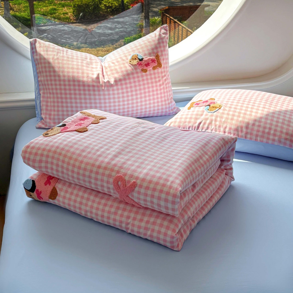 91家纺网 家纺一手货源 找家纺 灰鲸 2025新款云朵棉毛巾绣夏被四件套 蝴蝶结腊肠狗-粉格+天空蓝