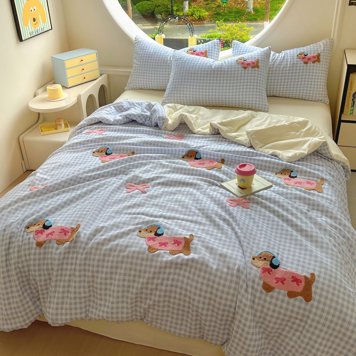 91家纺网 家纺一手货源 找家纺 灰鲸 2025新款云朵棉毛巾绣夏被四件套 蝴蝶结腊肠狗-蓝格+奶油黄