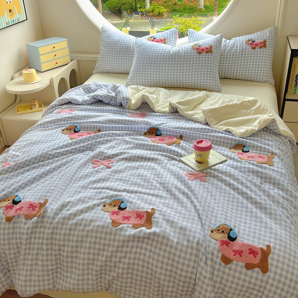 91家纺网 家纺一手货源 找家纺 灰鲸 2025新款云朵棉毛巾绣夏被四件套 蝴蝶结腊肠狗-蓝格+奶油黄