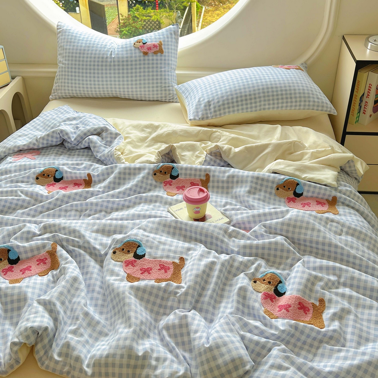 91家纺网 家纺一手货源 找家纺 灰鲸 2025新款云朵棉毛巾绣夏被四件套 蝴蝶结腊肠狗-蓝格+奶油黄