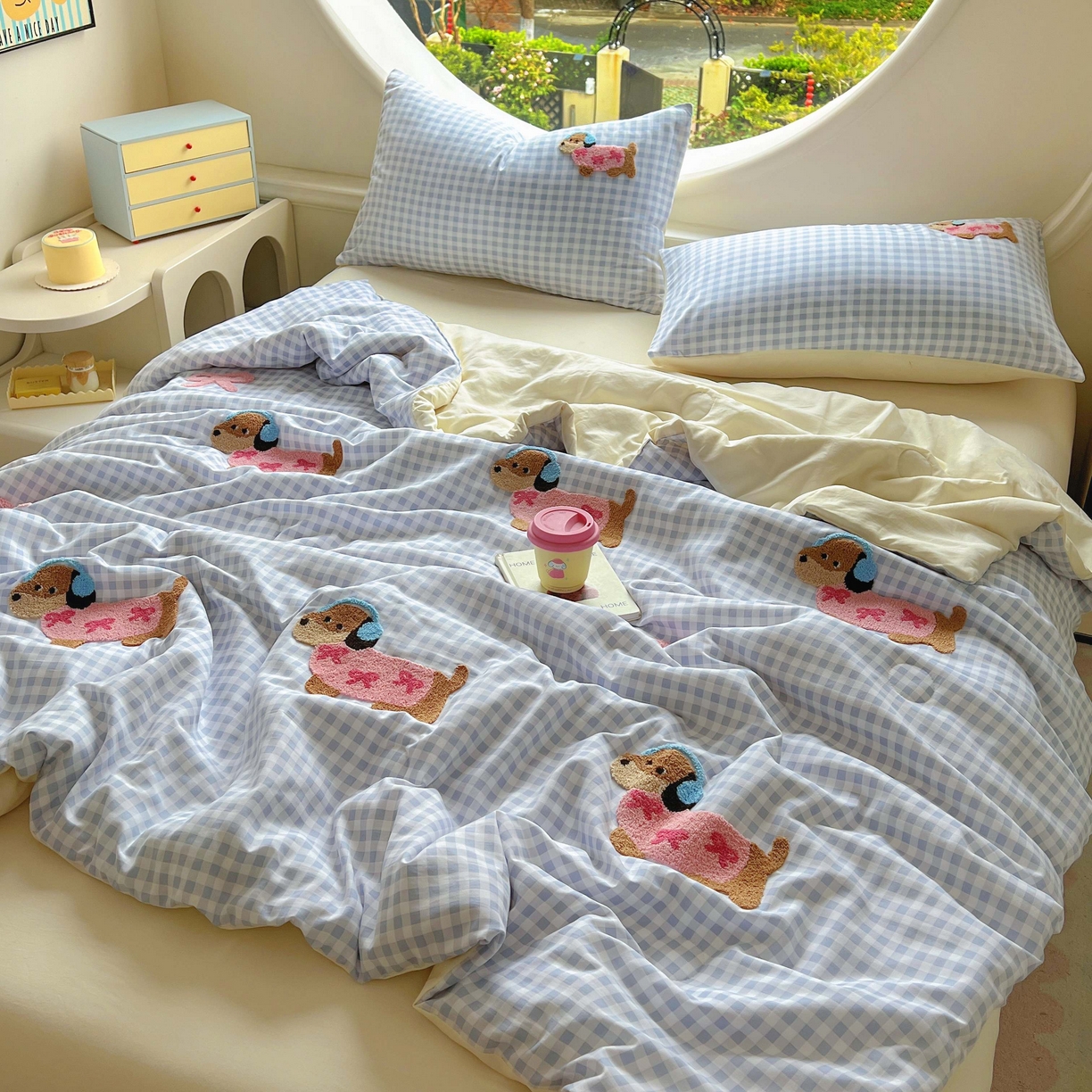 91家纺网 家纺一手货源 找家纺 灰鲸 2025新款云朵棉毛巾绣夏被四件套 蝴蝶结腊肠狗-蓝格+奶油黄