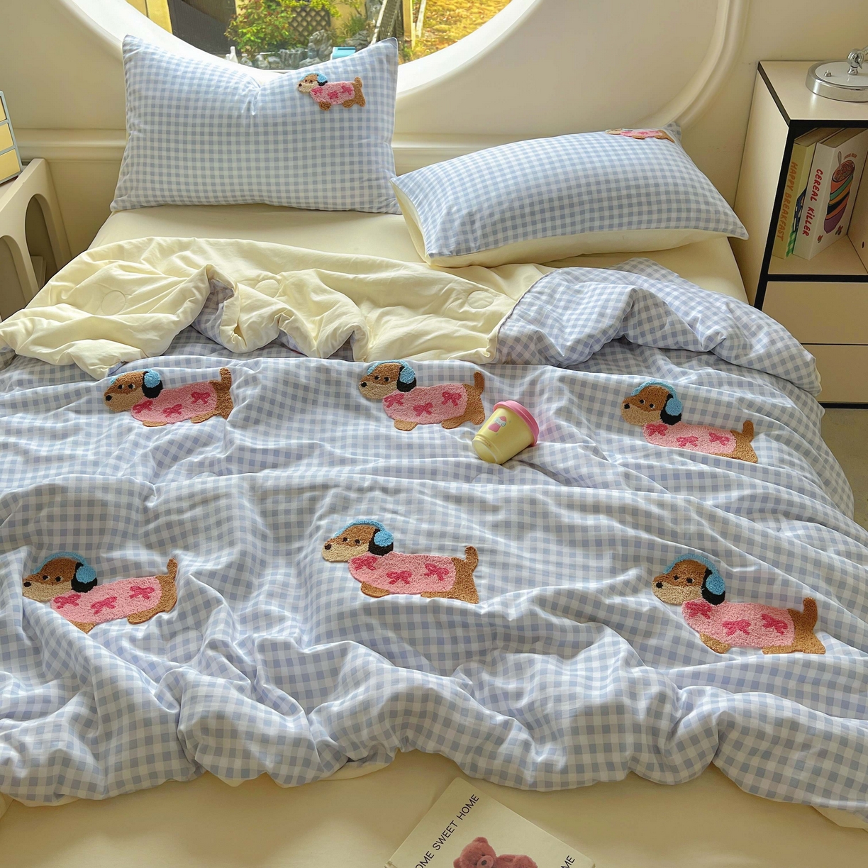 91家纺网 家纺一手货源 找家纺 灰鲸 2025新款云朵棉毛巾绣夏被四件套 蝴蝶结腊肠狗-蓝格+奶油黄