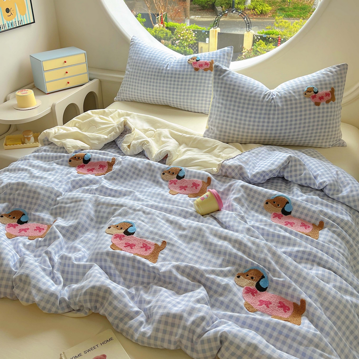 91家纺网 家纺一手货源 找家纺 灰鲸 2025新款云朵棉毛巾绣夏被四件套 蝴蝶结腊肠狗-蓝格+奶油黄