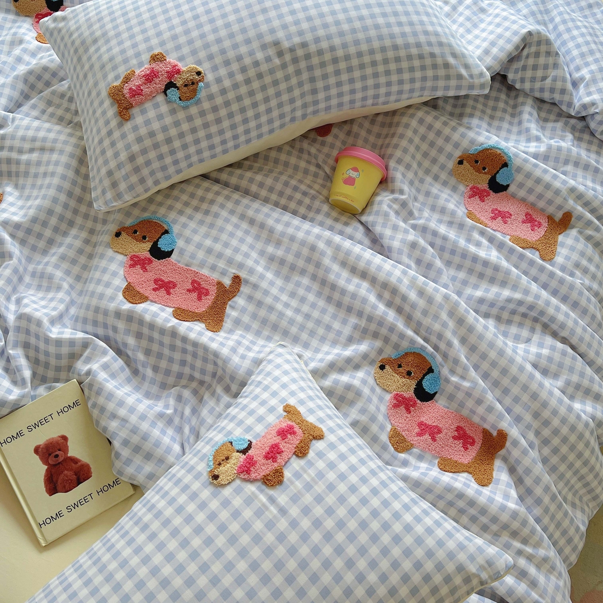 91家纺网 家纺一手货源 找家纺 灰鲸 2025新款云朵棉毛巾绣夏被四件套 蝴蝶结腊肠狗-蓝格+奶油黄