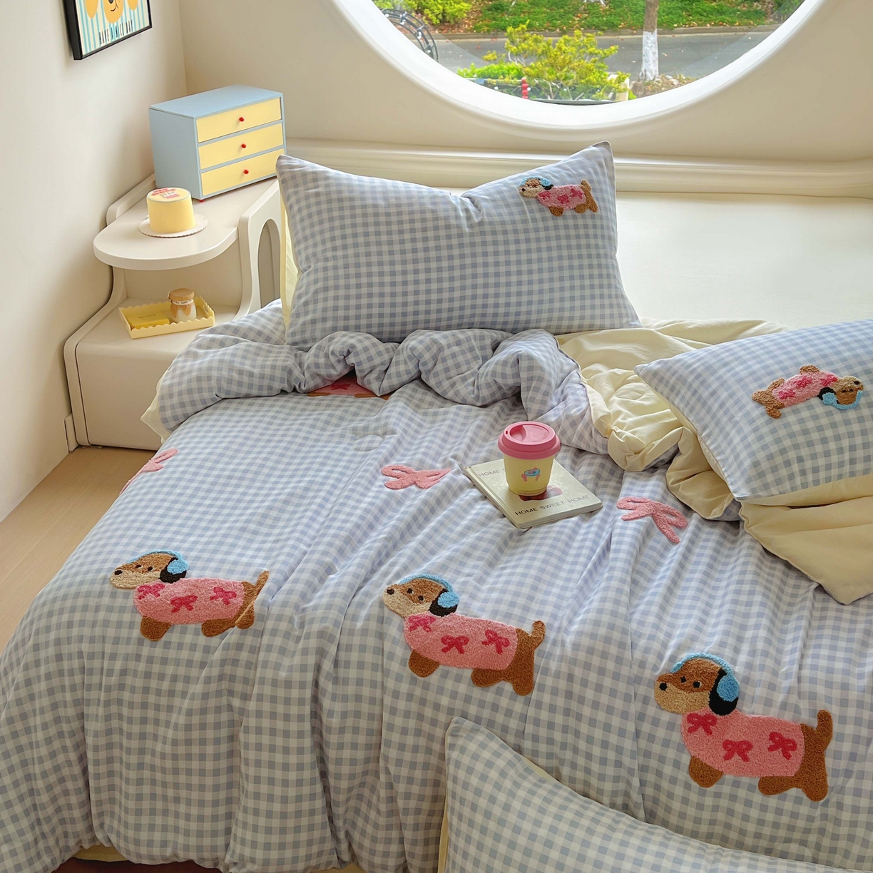 91家纺网 家纺一手货源 找家纺 灰鲸 2025新款云朵棉毛巾绣夏被四件套 蝴蝶结腊肠狗-蓝格+奶油黄